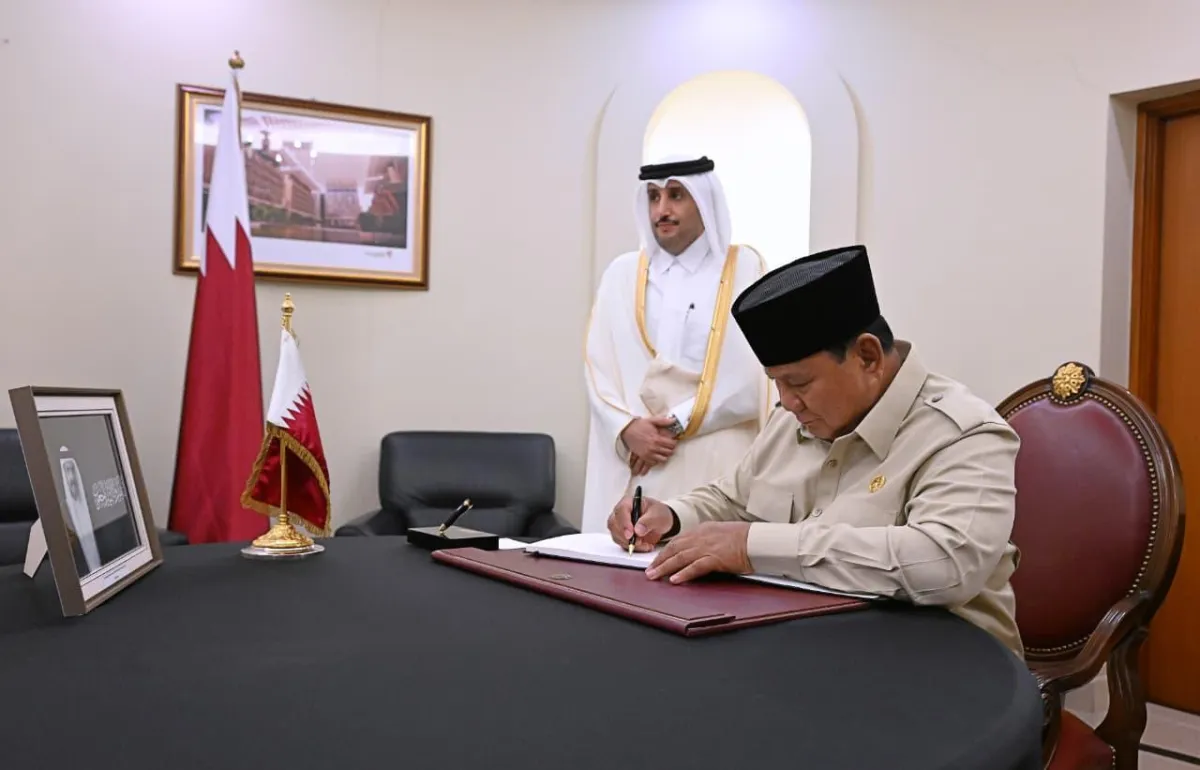 Presiden Prabowo mengisi dan menandatangani Book of Condolence atau buku dukacita di Kedutaan Besar Negara Qatar, Jakarta, Rabu (15/07/2026).