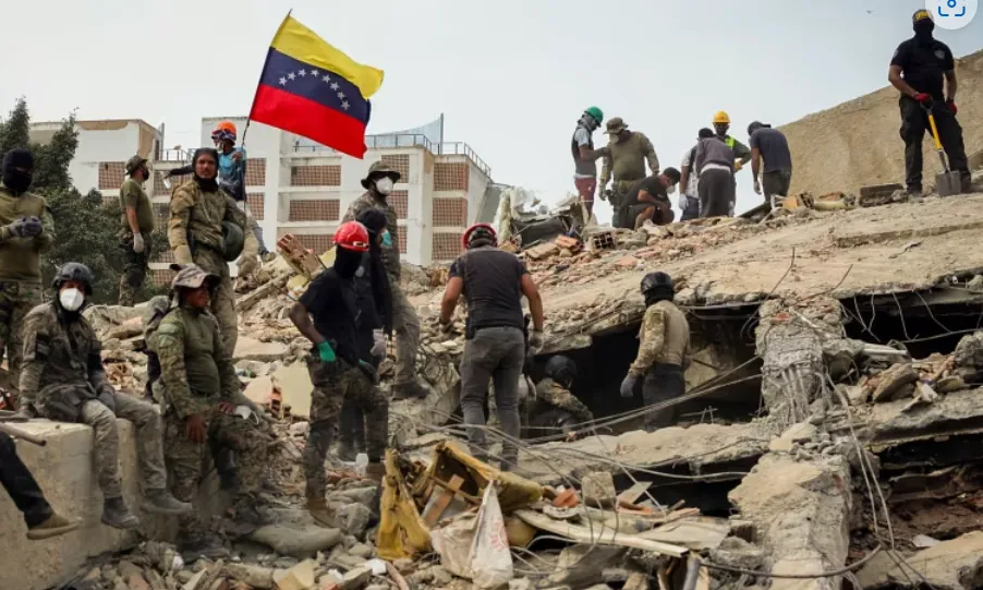Petugas sedang menggali reruntuhan untuk mencari korban gempa Venezuela.