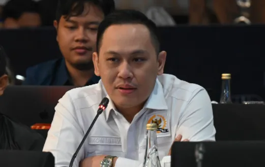 Anggota Komisi VI DPR RI, Doni Akbar saat menyampaikan pandangan dalam Kunjungan Kerja Reses Komisi VI DPR RI ke PT. Pelindo Surabaya Provinsi Jawa Timur, Jumat (24/07/2026).