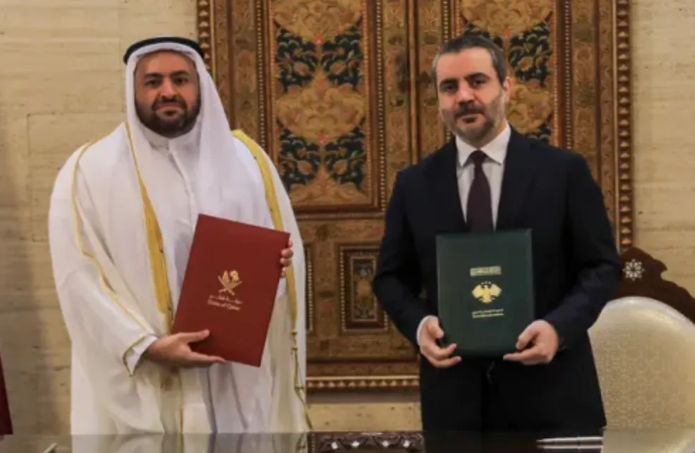 Menlu Suriah Asaad Hassan al-Shaibani (kanan) dan Menlu Qatar Mohammed bin Abdulaziz Al Khulaifi berfoto setelah menandatangani nota kesepahaman, 11 Juli 2026.