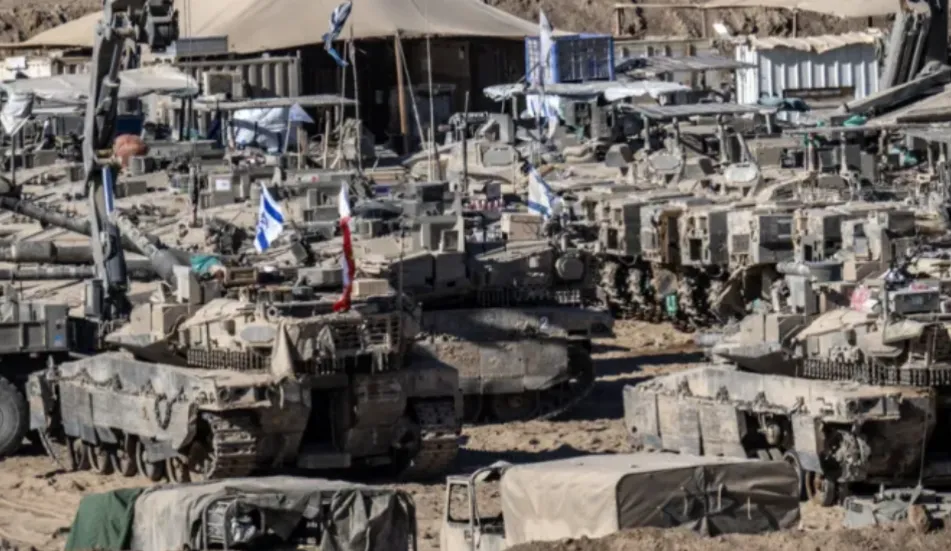 Tank dan berbagai kendaraan militer Israel di dekat Gaza.