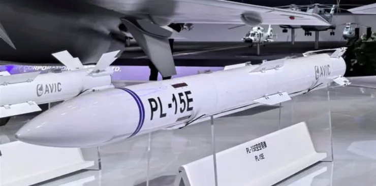 Rudal PL-15 buatan China.