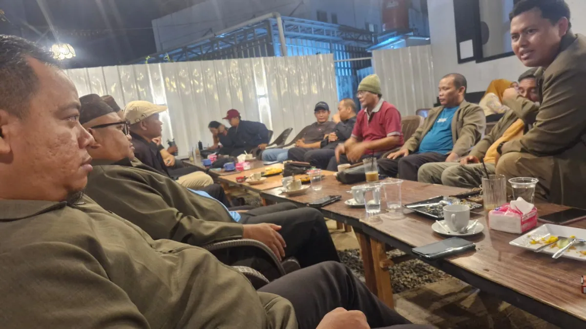 Suasana diskusi budaya Pengurus Lembaga Adat Melayu Junjung Behaoh dengan Dinas Pendidikan dan Kebudayaan Bangka Selatan.