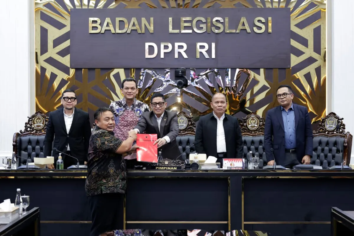 Pimpinan Badan Legislasi DPR saat menerima dokumen pandangan fraksi PDI Perjuangan terhadap Rancangan Undang-Undang (RUU) tentang Satu Data Indonesia (SDI).