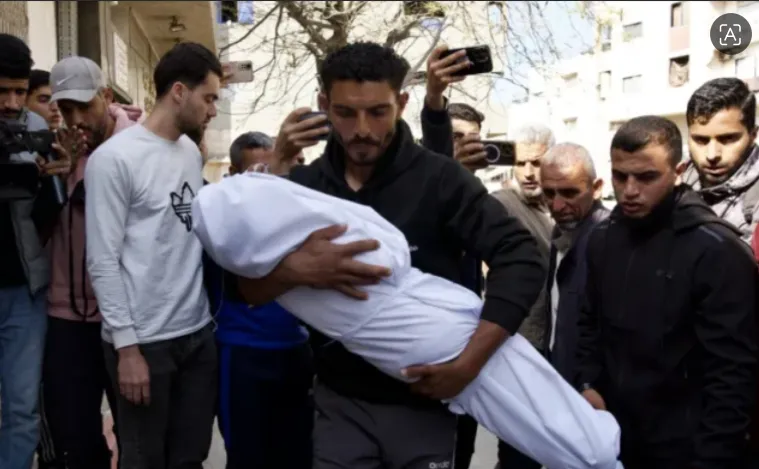 Kerabat menggotong jenazah anak Gaza yang terbunuh akibat aksi genosida Zionis Israel.