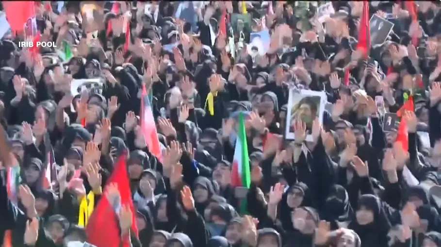 Massa pelayat Iran di pemakaman Ayatullah Ali Khamenei.