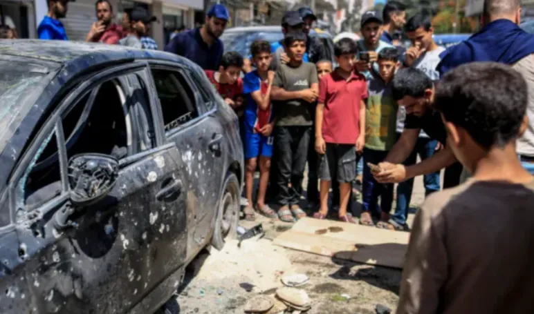 Warga Palestina memeriksa mobil yang rusak setelah pesawat tak berawak Israel menargetkan kendaraan sipil di lingkungan Rimal, Kota Gaza, Palestina pada 22 Juni 2026.