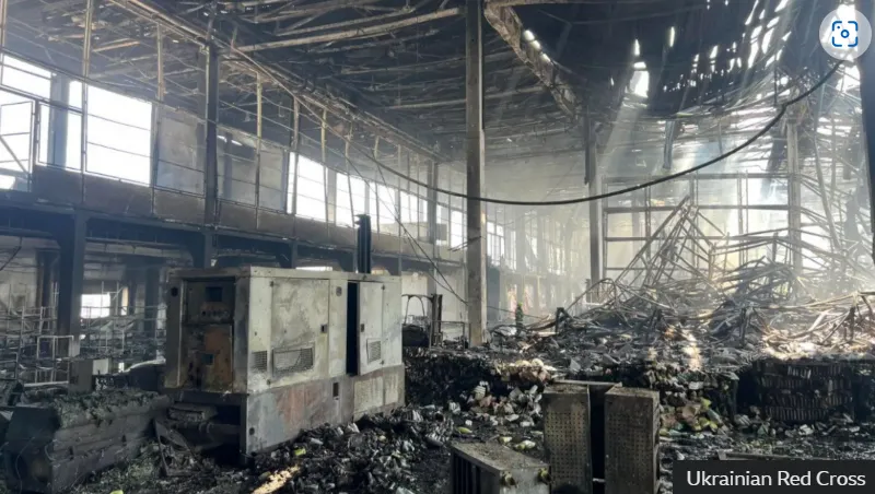 Sebuah gambar yang dibagikan oleh Palang Merah Ukraina menunjukkan gudang mereka di Kyiv yang hancur dalam semalam.