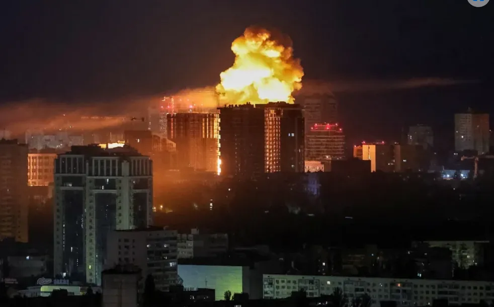 Sebuah ledakan menerangi langit di atas Kyiv, Ukraina, selama serangan rudal dan drone Rusia pada 2 Juni.