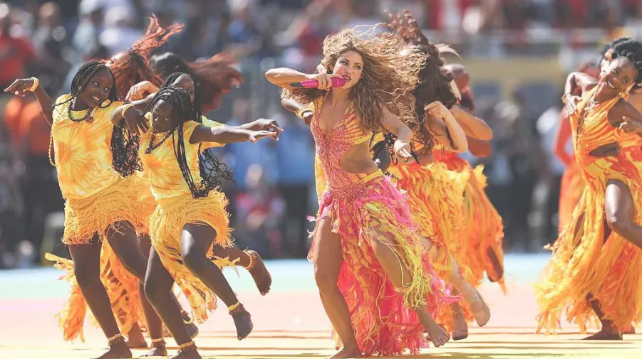 Shakira dan Burna Boy membawakan lagu kolaborasi mereka, Dai Dai, yang telah menjadi hit di tangga lagu global, sebagai lagu wajib di stadion-stadion sepanjang turnamen.