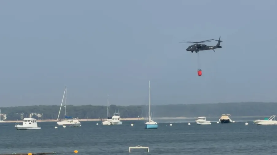 Helikopter Black Hawk diterjunkan untuk memadamkan kebakaran hutan.
