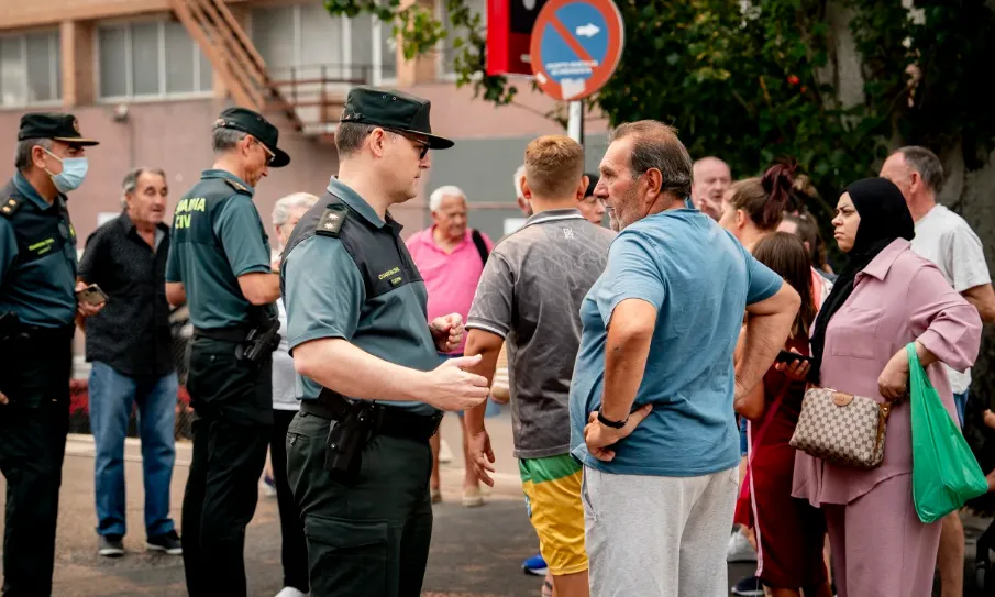 Petugas keamanan sipil mengorganisir evakuasi warga akibat kebakaran hutan di pegunungan barat, di Cadalso de los Vidrios, Madrid, Spanyol, pada 25 Juli.