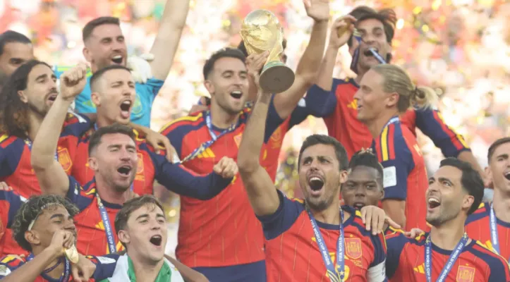 Timnas Spanyol merayakan kemenangan.