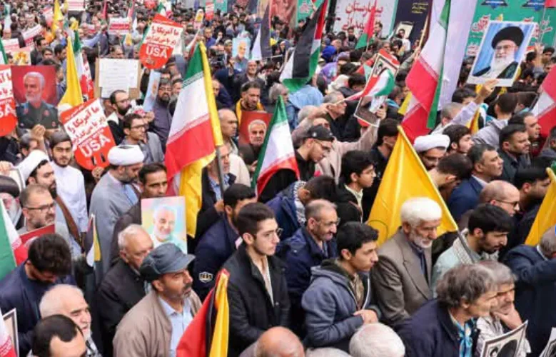 Warga Iran menghadiri prosesi pemakaman Ayatullah Ali Khamenei.