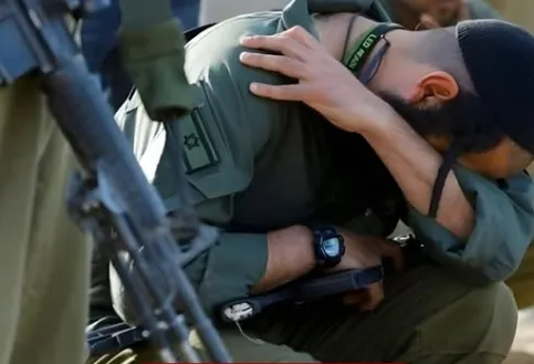 Tentara Israel menangis.