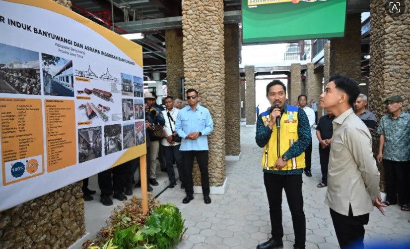 Wapres Gibran Rakabuming meninjau hasil revitalisasi Pasar Induk Banyuwangi di Jl. Susuit Tubun, Kepatihan, Kabupaten Banyuwangi.