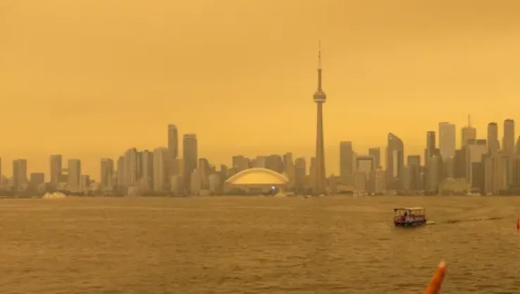 Asap kebakaran hutan dari Ontario barat laut memenuhi langit, di Toronto pada hari Rabu.