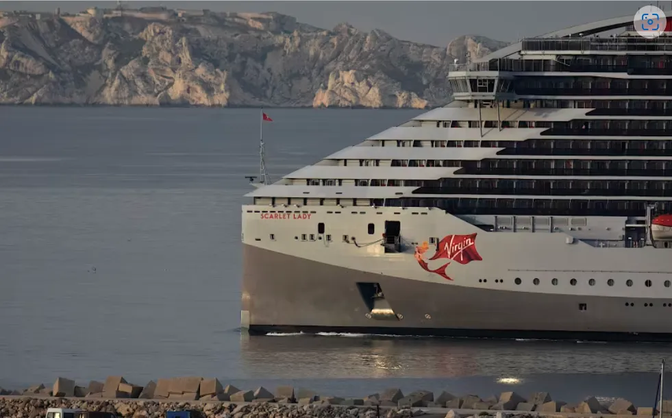 Kapal pesiar Scarlet Lady, yang fotonya ada di atas diambil pada pelayaran sebelumnya, tiba di pelabuhan Marseille, Prancis pada 27 Mei 2024.