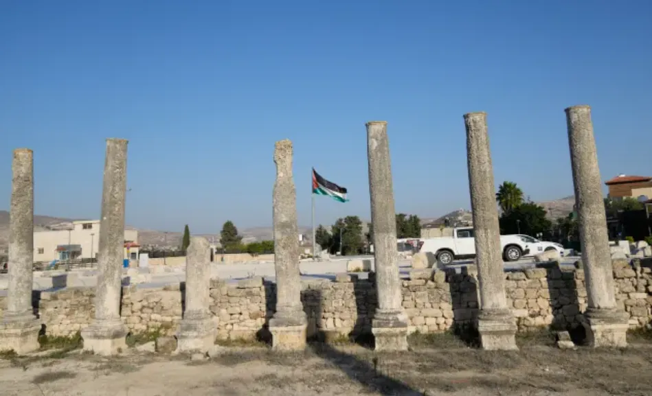 Bendera Palestina berkibar di atas reruntuhan Romawi Sebastia di Tepi Barat yang diduduki Zionis Israel.