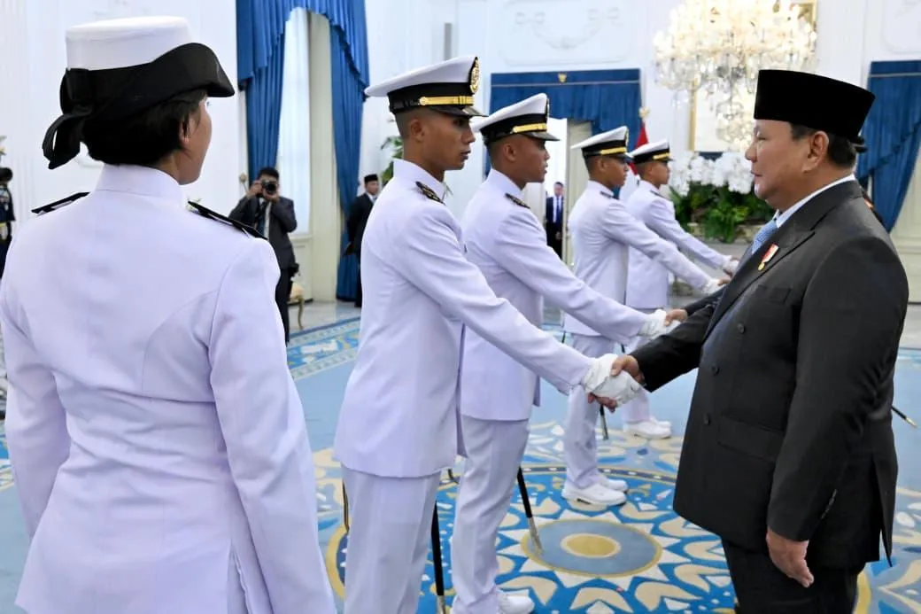 Presiden Prabowo Subianto menyalami para perwira remaja.