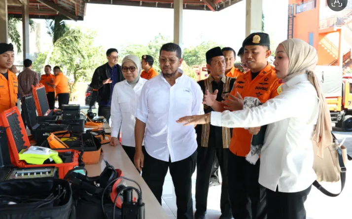Anggota Komisi V DPR RI Erna Sari Dewi (kanan) saat meninjau Kantor Basarnas Yogyakarta.