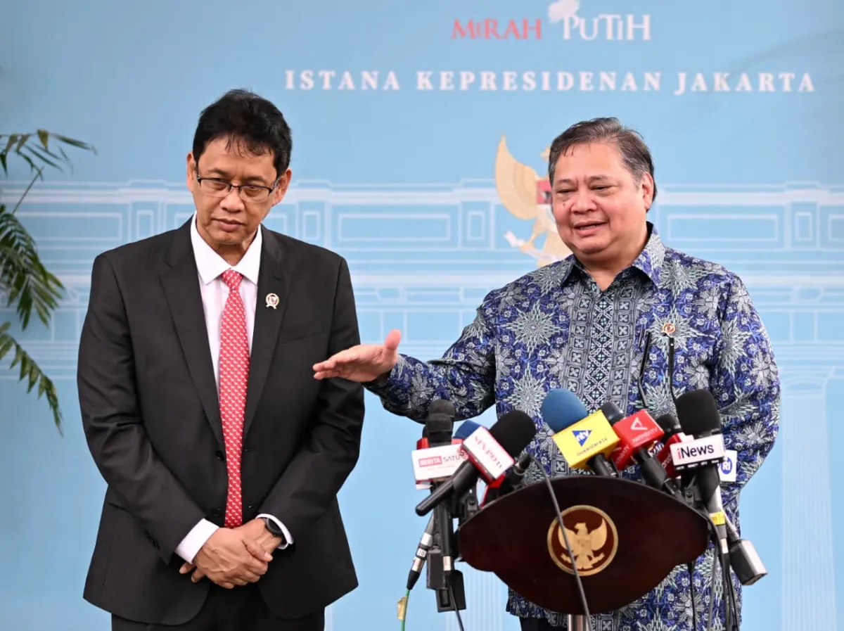 Menko Perekonomian Airlangga Hartarto (kanan) dan Purbaya.