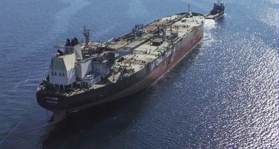 Kapal tanker melalui Selat Hormuz.