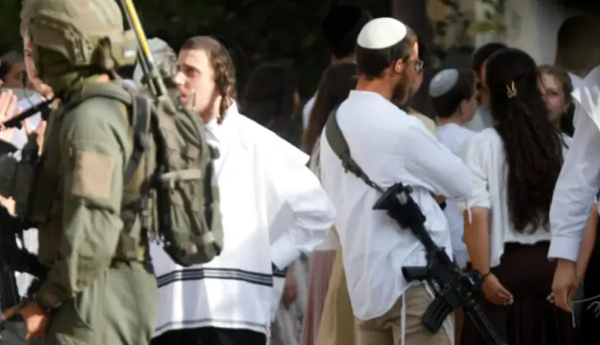Para pemukim Yahudi Israel menyerbu Kota Tua Hebron di bawah perlindungan pasukan Israel di wilayah selatan Tepi Barat, Palestina, pada 9 Mei 2026.