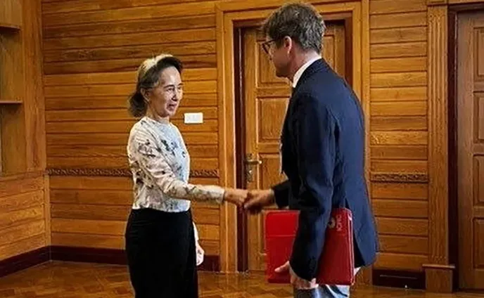 Aung San Suu Kyi, berjabat tangan dengan Perwakilan Tetap Myanmar dan Kepala Delegasi untuk Komite Internasional Palang Merah (ICRC), Arnaude de Baecque, di Naypyidaw, Myanmar, pada 3 Agustus 2026.