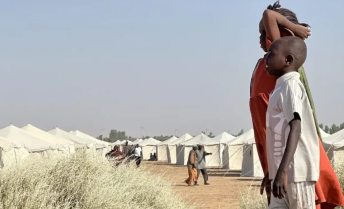 Keluarga Sudan yang mengungsi berlindung di kamp Al-Afadh yang baru didirikan di Al Dabbah, setelah melarikan diri dari Al-Fashir dan zona konflik lainnya pada 6 November 2025.
