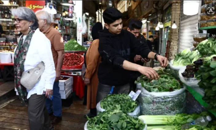 Orang-orang berbelanja di pasar di Teheran di tengah perang AS-Israel di Iran, 24 Maret 2026.