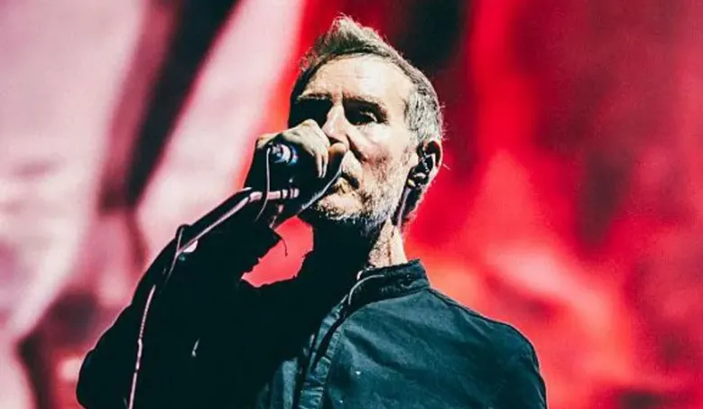 Robert Del Naja adalah salah satu anggota band Massive Attack.