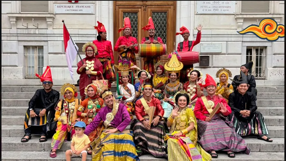 Rombongan kesenian Sulawesi Selatan.