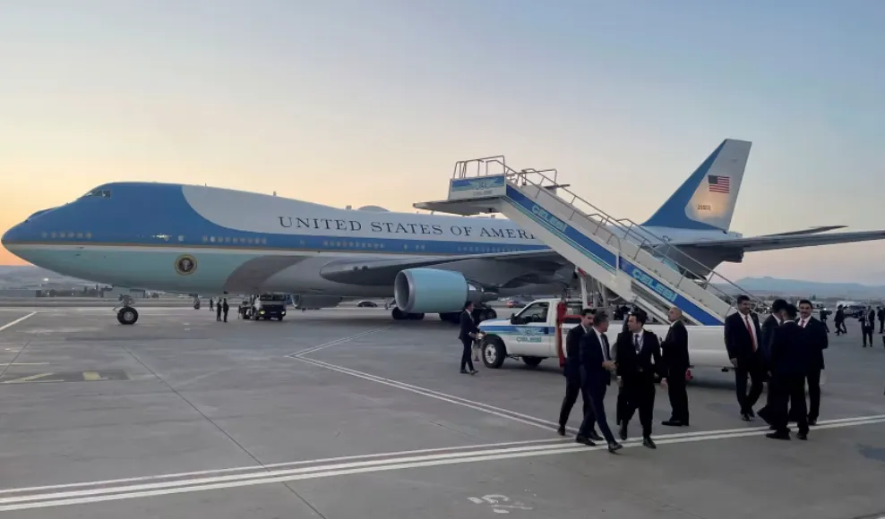 Sebuah truk katering terparkir di sisi lain Air Force One sebelum keberangkatan Presiden AS Donald Trump dari Ankara menuju Washington—usai menghadiri KTT NATO—di Bandara Esenboga Ankara, Turki, pada 8 Juli 2026.