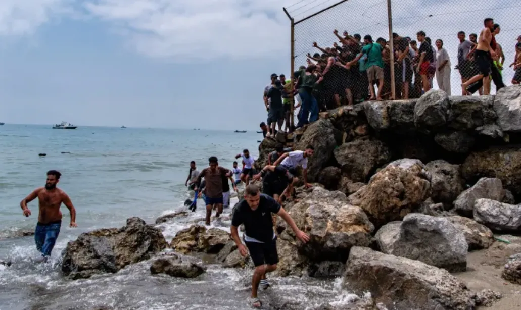 Para migran menyeberang dari Maroko ke wilayah kantong Spanyol di Ceuta pada 30 Juli 2026.