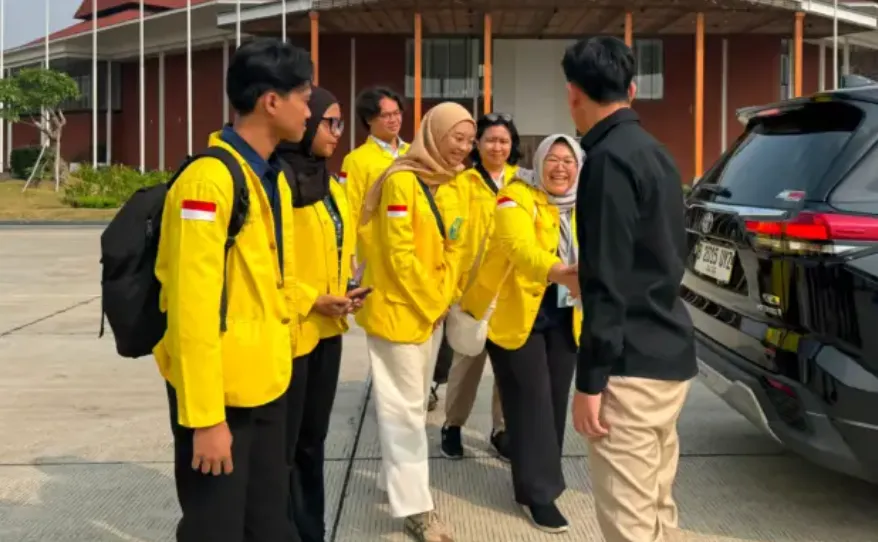 Gibran Rakabuming bersama perwakilan mahasiswa dari Fakultas Psikologi Universitas Indonesia.