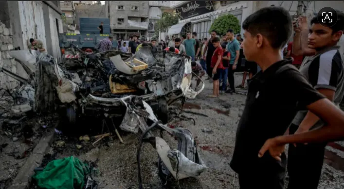 Warga Palestina memeriksa kendaraan yang rusak setelah serangan Israel terhadap kendaraan di lingkungan Al-Sabra, Kota Gaza, Gaza, Palestina pada 2 Agustus 2026.