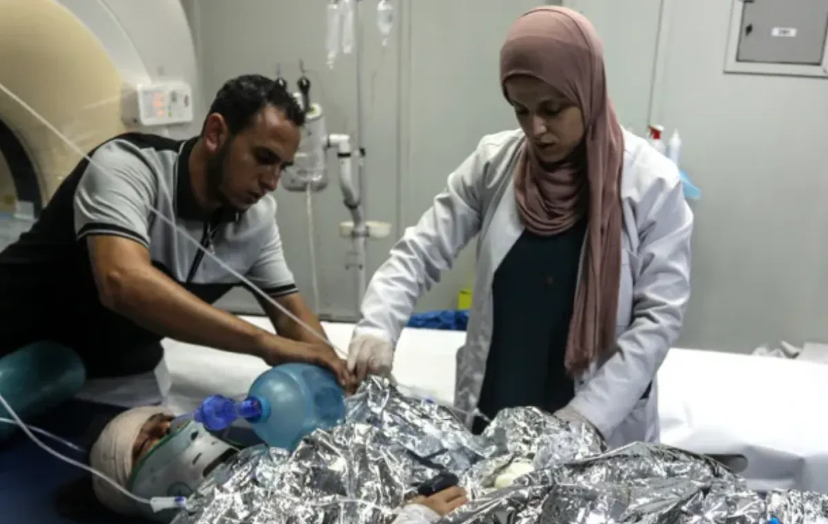 Saba al-Hashash, remaja 13 tahun yang luka di bagian leher akibat tembakan Israel, menerima perawatan medis darurat di Rumah Sakit Nasser di Khan Yunis, Jalur Gaza selatan, Palestina, pada 8 Agustus 2026.