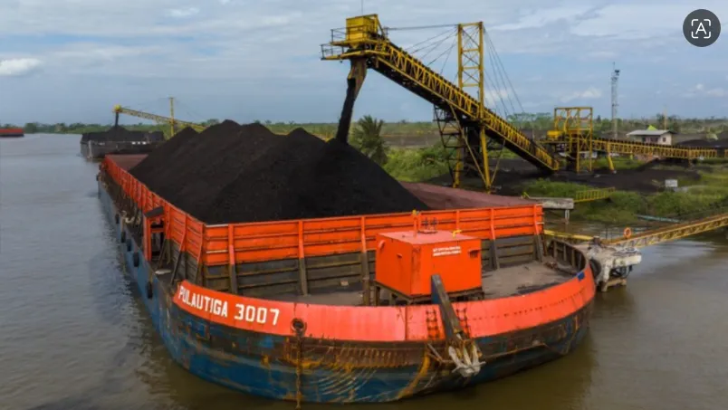 Batu bara sedang dimuat.