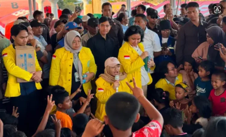 Wapres Gibran bersama sejumlah mahasiswa Fakultas Psikologi UI menghibur warga di lokasi bencana.