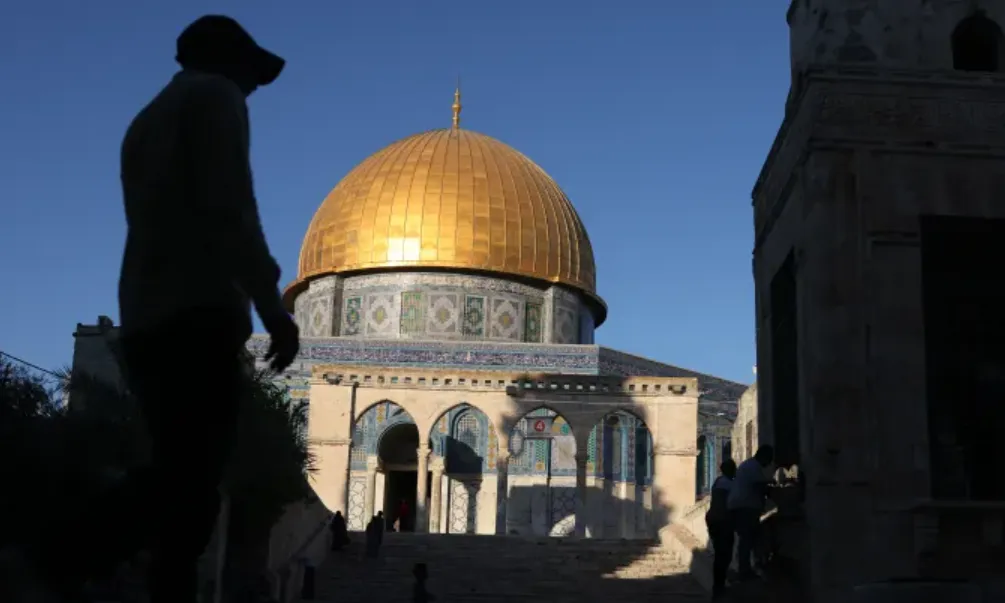 Jemaah Muslim Palestina berjalan di dekat bangunan Kubah Batu di kompleks Masjid Al-Aqsa di Kota Tua Yerusalem.