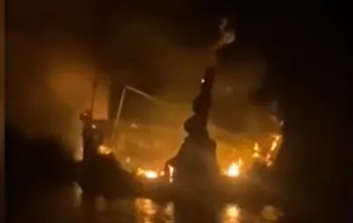 Rekaman video memperlihatkan kapal penangkap ikan Ekuador, "La Negra Francisca Duarte II", sedang terbakar pada 17 Maret 2026, beberapa jam setelah diduga diserang drone bermuatan bahan peledak di perairan dekat Kepulauan Galápagos.
