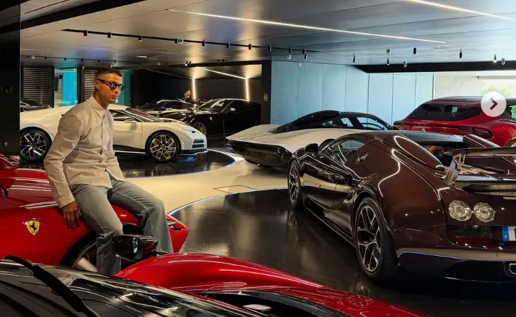Cristiano Ronaldo dengan koleksi mobil mewahnya.