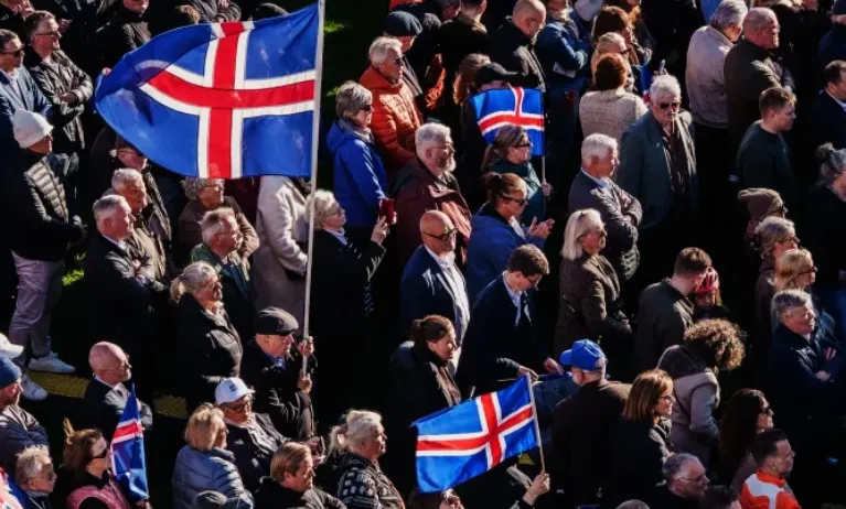 Orang dengan bendera Islandia menghadiri unjuk rasa menentang dimulainya kembali pembicaraan aksesi Uni Eropa di Austurvollur di Reykjavik, Islandia, 27 Agustus 2026.