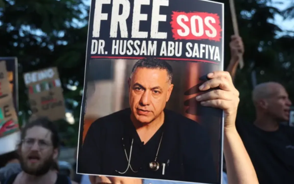 Kampanye untuk mendukung dokter Palestina yang ditahan, Hussam Abu Safiya.