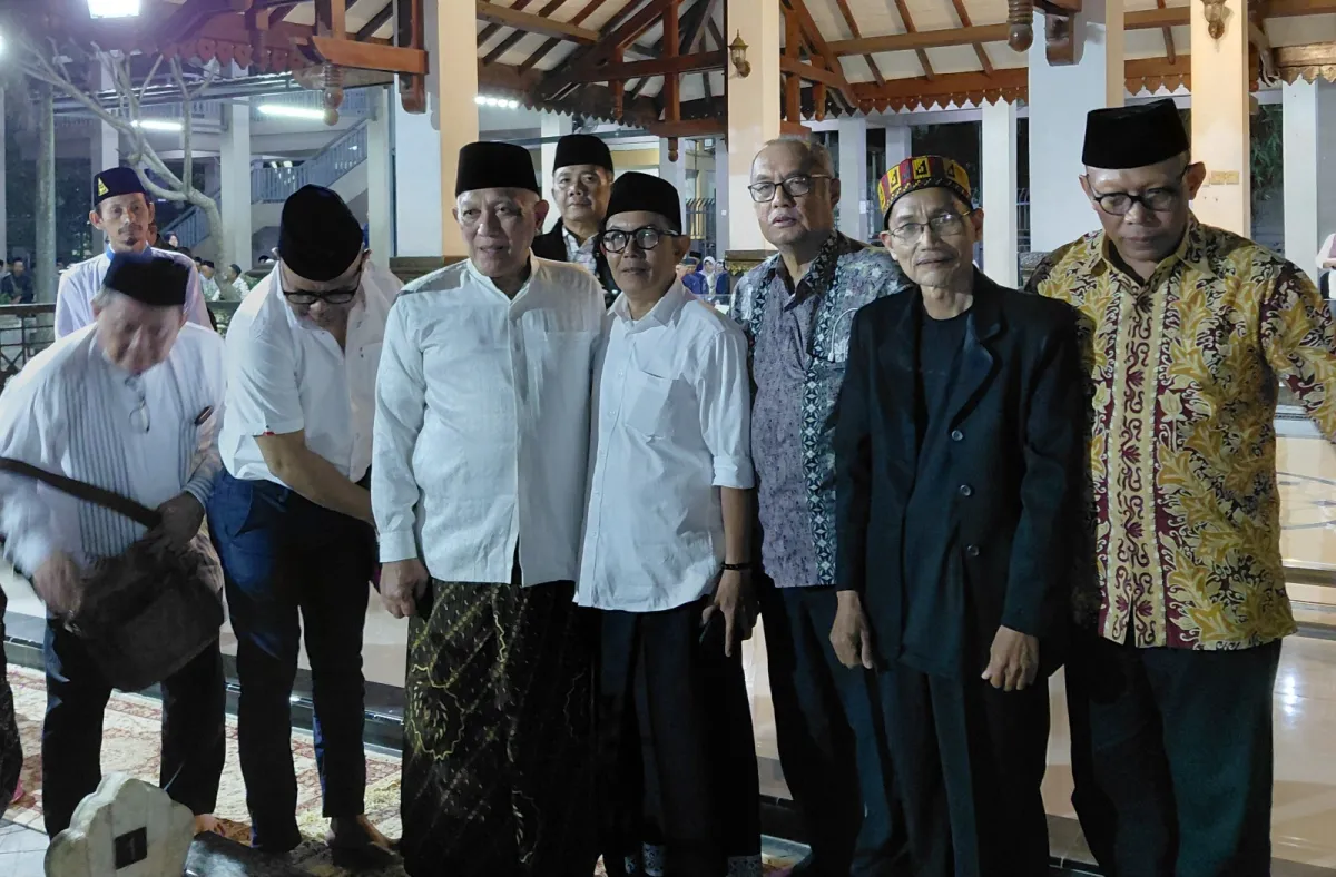 Gus Kikin di antara jemaah NU.