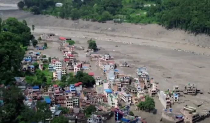 Kehancuran akibat arus banjir deras di Nepal yang menerjang turun dari pegunungan.