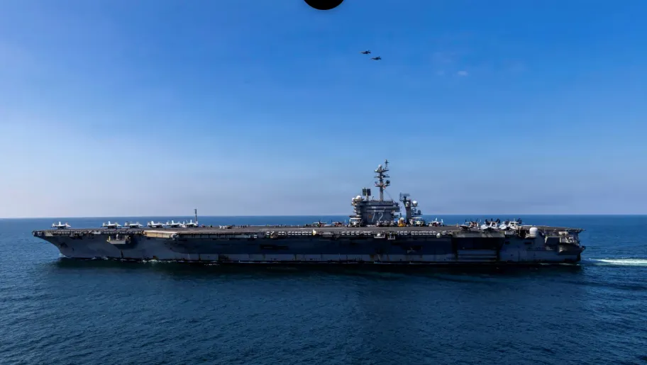 Kapal induk kelas Nimitz milik Angkatan Laut AS, USS Abraham Lincoln.