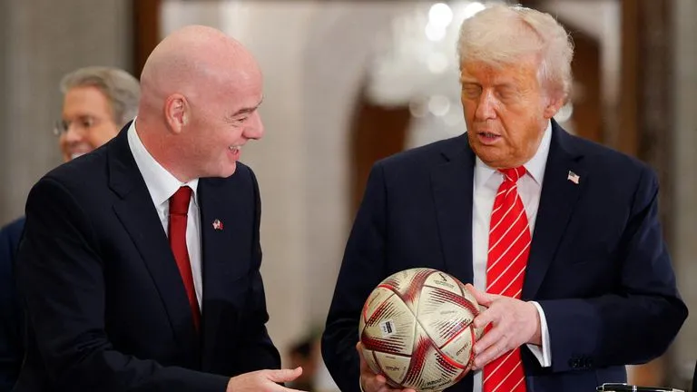 Gianni Infantino (kiri) dan Presiden AS Donald Trump.