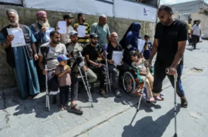 Pasien dan korban luka-luka Palestina berkumpul di depan Rumah Sakit Nasser untuk berdemonstrasi menuntut izin bepergian ke luar Gaza untuk perawatan medis pada 26 Juli 2026.